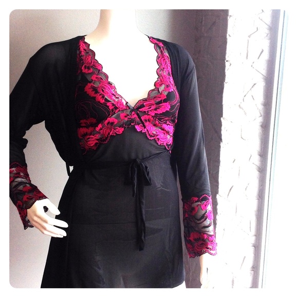 Three piece Gown/w Robe and Matching Undies - Picture 1 of 3